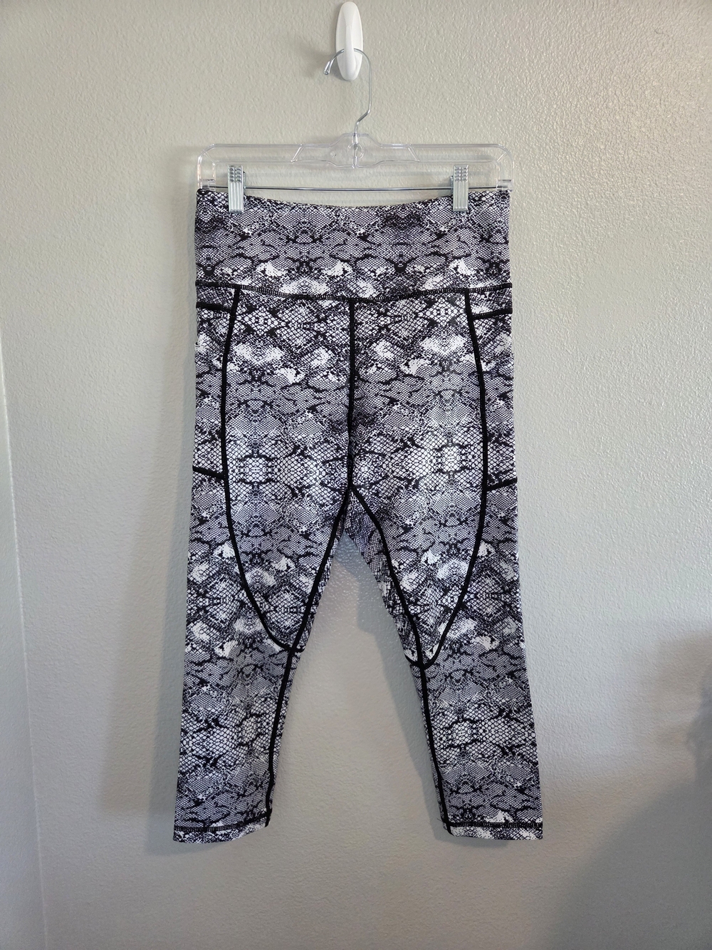 Zyia Active  Snake-Print Cropped Leggings - Black & White Size 8-10